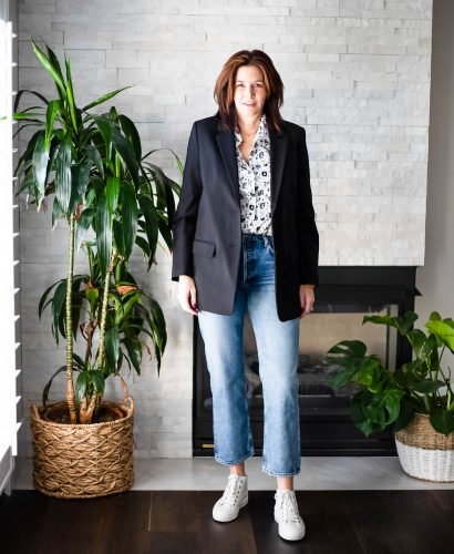 Midlife Women wearing Grayson shirt, Everlane black blazer, straight leg jeans and high tops